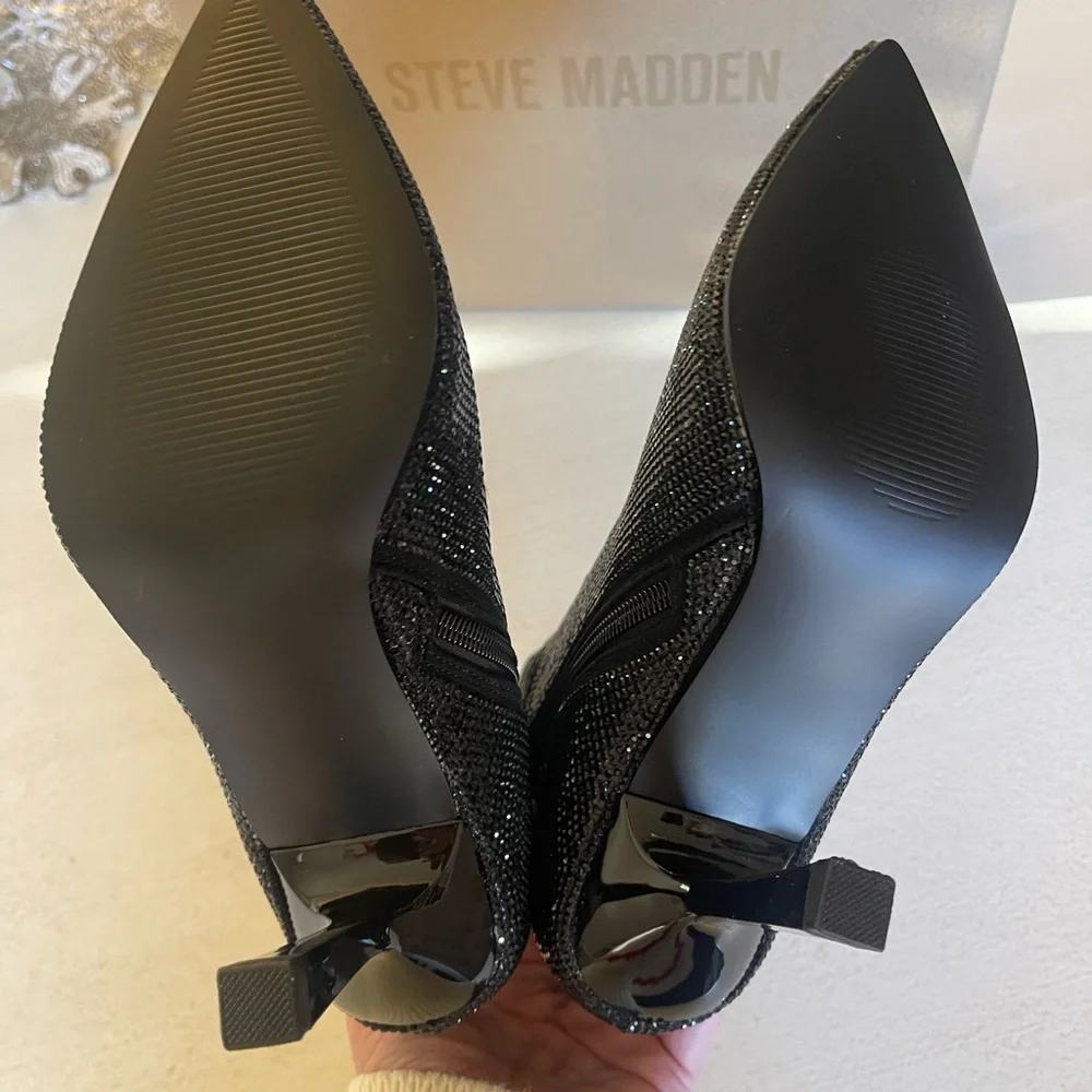 New in‎ box Steve Madden boots Size 8 black rhinestone heeled  booties 🖤🖤